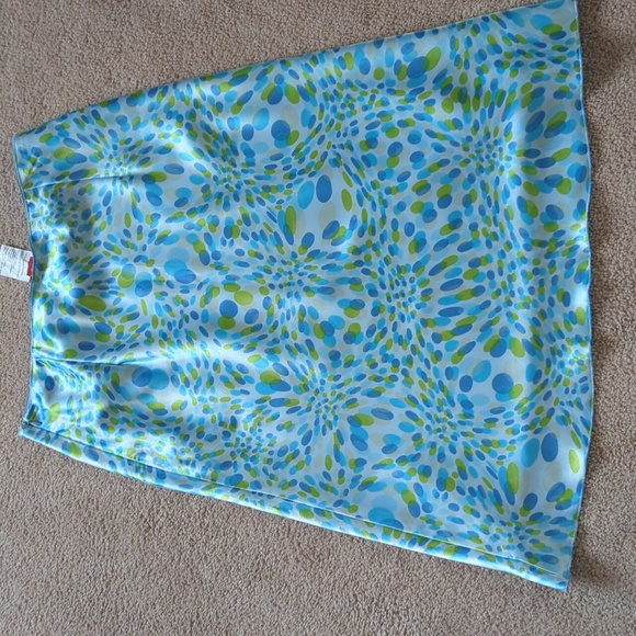 Blue and Green silky skirt - Picture 2 of 6